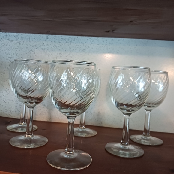 Crystal Swirled Wine Glass Set - Picture 8 of 8